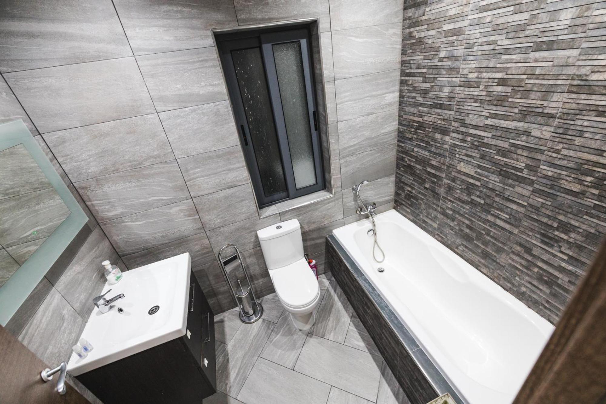 Spacious 2 Bedroom *